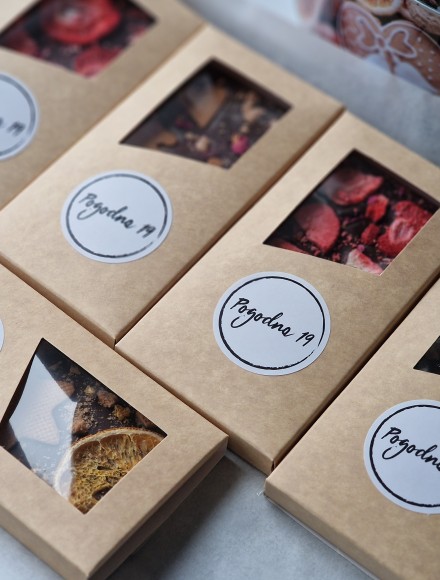 TABLICZKA BELGIJSKIEJ CZEKOLADY DESEROWEJ Z MALINAMI I PŁATKAMI RÓŻY 