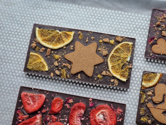 TABLICZKA BELGIJSKIEJ CZEKOLADY DESEROWEJ Z MALINAMI I PŁATKAMI RÓŻY 