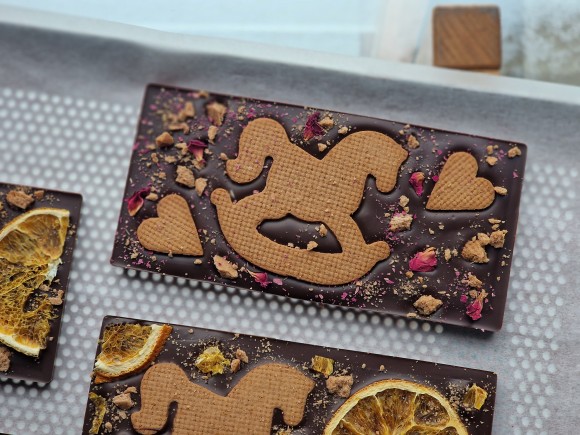 TABLICZKA BELGIJSKIEJ CZEKOLADY DESEROWEJ Z MALINAMI I PŁATKAMI RÓŻY 