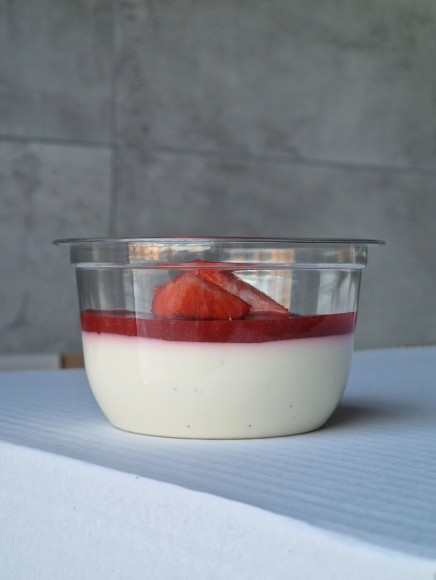 PANNA COTTA WANILIA/TRUSKAWKA- deser w kubeczku- BOX 8 sztuk