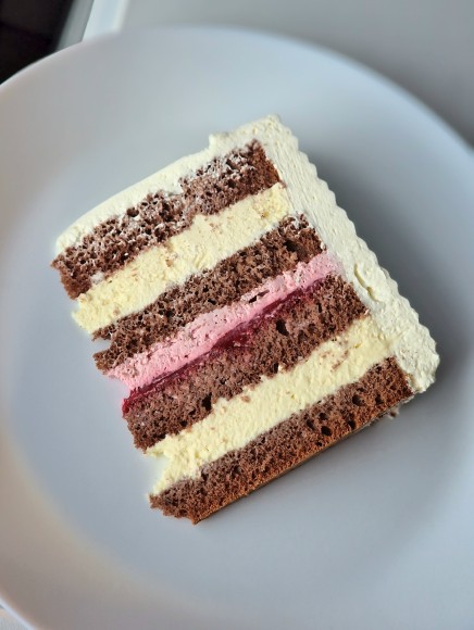 WIELKANOCNY TORT BISZKOPTOWY ADWOKAT-MALINA 160 zł/kg (2)