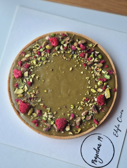 TARTA PISTACJOWA Z MALINĄ  (1)
