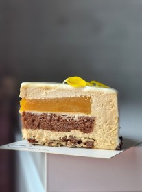 TORT MUSOWY PALONA CZEKOLADA/MANGO/MARAKUJA 610 porcji