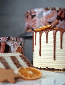 ŚWIĄTECZNY TORT BISZKOPTOWY PIERNIK/WANILIA/ŚLIWKA 160 zł/kg 