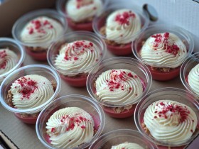 MALINA/BIAŁA CZEKOLADA deser w kubeczku  BOX 8 sztuk